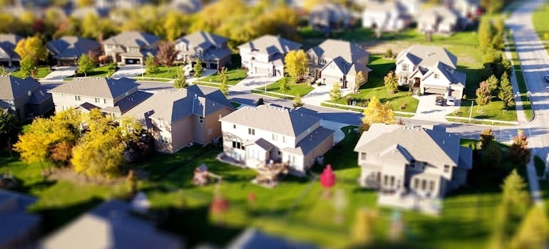 Suburban homes where people use the best apps for moving available today